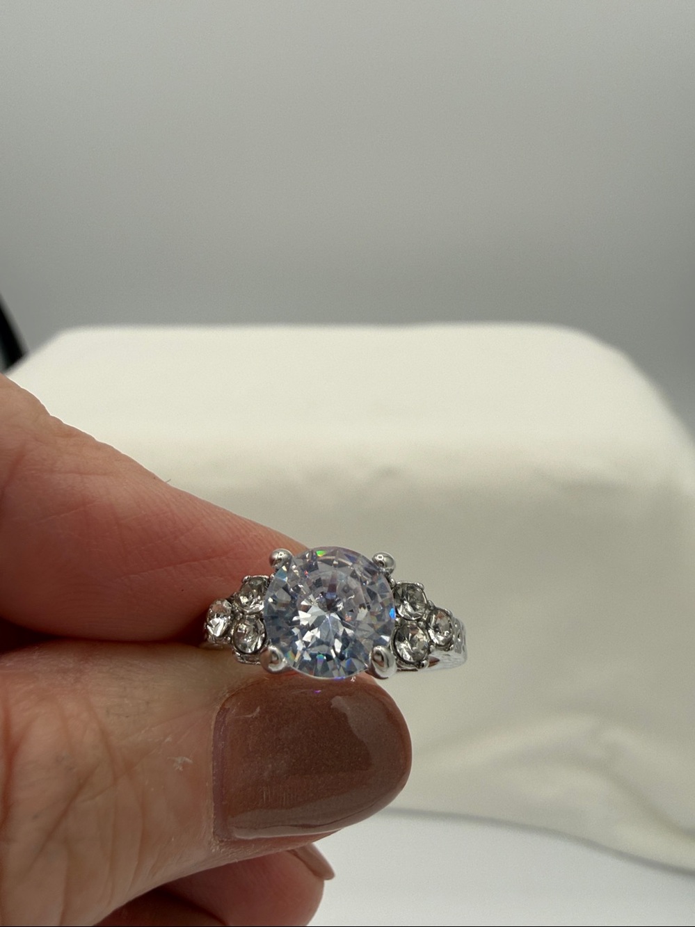 925 Silver Sz 6 Moissanite Like Engagement Side Stones Elegant Classic Sparkling
